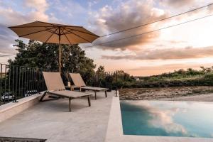 Bazén v ubytování Modern villa Venta with jacuzzi and pool in Buje nebo v jeho okolí