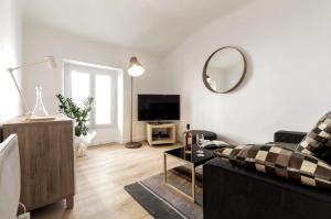 sala de estar con sofá y espejo en Quiet &Comfort 1Bedroom-2Guests-Nice-Vieux-Port, en Niza