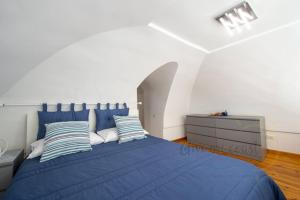 Een bed of bedden in een kamer bij Casa Vito studio flat - Positano