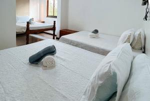 een slaapkamer met 2 bedden en handdoeken bij RedDoorz at Casa Rafaelle Transient Ilocos Sur in San Vincente