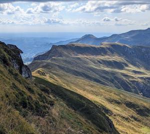 uma vista do topo de uma montanha em L'Estive du Claux em Le Claux