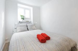 1 dormitorio con 2 almohadas rojas en una cama en Quiet &Comfort 1Bedroom-2Guests-Nice-Vieux-Port, en Niza