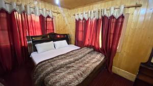 Säng eller sängar i ett rum på The Sarwah, Stay Blessed! Hotel and Restaurant