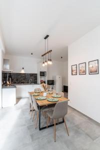 een keuken en eetkamer met een tafel en stoelen bij Hike & Bike Home in Heusden - Zolder