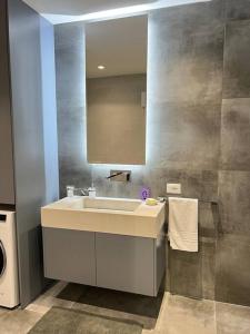 uma casa de banho com um lavatório e um espelho em BS Apartment 2 em Durrës