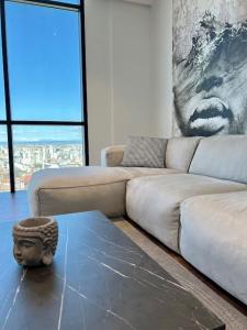 uma sala de estar com um sofá e uma mesa em BS Apartment 2 em Durrës