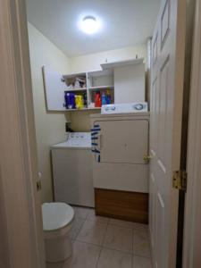 un piccolo bagno con servizi igienici e lavandino di Luxury Double room in Williamsburg Ground floor Apartment near Subway a Brooklyn