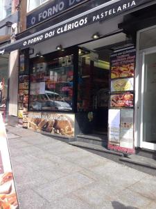 a store front of a bakery on a city street at Residencial clérigos ROOM 3 in Porto