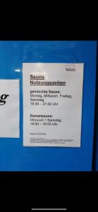 un signe sur le côté d'une boîte bleue dans l'établissement Mariposa 5 incl Pool & Sauna, à Bad Harzburg