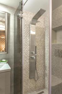 y baño con ducha y puerta de cristal. en Apartment Queen Bridge en Sibiu