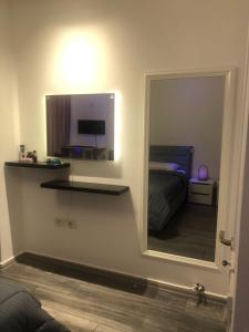 espejo en una habitación con 1 cama y 1 dormitorio en Smart Lugano Apartment, en Tirana