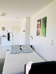 Ένα ή περισσότερα κρεβάτια σε δωμάτιο στο La Roseraie Toulousaine avec parking privé