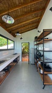 una cucina a pianta aperta con bancone e frigorifero di Wao Villa Duo - Infinity Pool - Seaview - Garden a Thong Sala