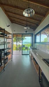 een grote woonkamer met uitzicht op de oceaan bij Wao Villa Duo - Infinity Pool - Seaview - Garden in Thongsala