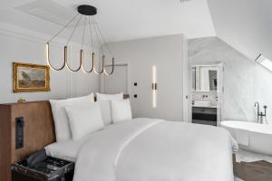 Un pat sau paturi într-o cameră la The Amauris Vienna - Relais & Châteaux