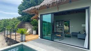 una casa con piscina e patio di Wao Villa Duo - Infinity Pool - Seaview - Garden a Thong Sala