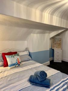 1 dormitorio con 1 cama grande con dosel en Quirky Attic Blackpool, en Blackpool