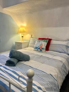 1 dormitorio con 1 cama con edredón azul y blanco en Quirky Attic Blackpool, en Blackpool