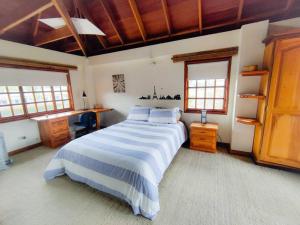 Ένα ή περισσότερα κρεβάτια σε δωμάτιο στο Casa Guaymaral. Encantadora, rural y espaciosa
