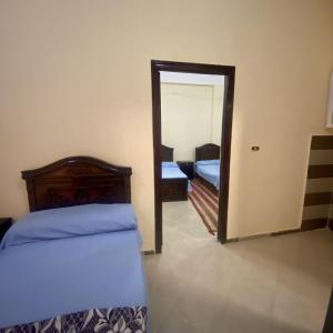 een slaapkamer met 2 bedden en een spiegel bij Siwa star in Siwa