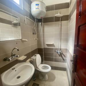 een badkamer met een toilet en een wastafel bij Siwa star in Siwa