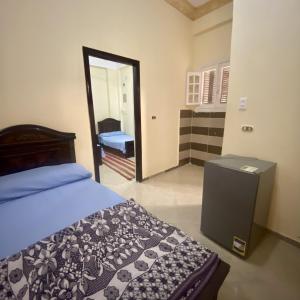 een slaapkamer met een bed en een spiegel bij Siwa star in Siwa
