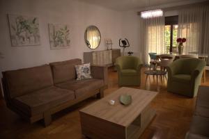 een woonkamer met een bank en een tafel bij Kouros Kalamitsa in Kavala