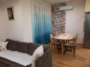 Lux Advent Apartment的休息区
