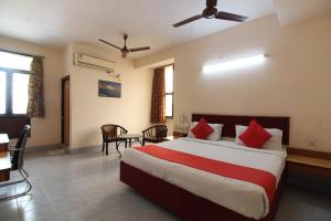 Cette chambre comprend un grand lit avec des oreillers rouges. dans l'établissement Agarwal's Residency, à Visakhapatnam