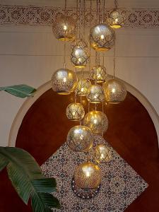 una lámpara de araña colgando del techo de una habitación en Riad Sophora - Peaceful Heaven in Marrakech en Marrakech