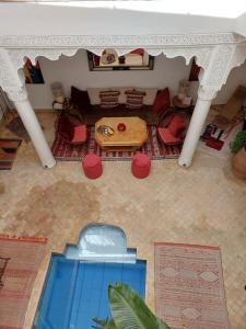 modelo de sala de estar con mesa y sillas en Riad Sophora - Peaceful Heaven in Marrakech en Marrakech
