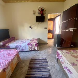 a room with two beds and a television in it at Siwa star in Siwa