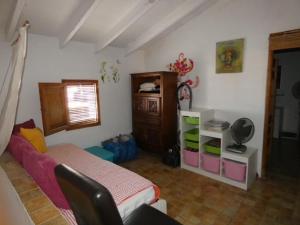 1 dormitorio con 1 cama y vestidor en Casa de Pueblo - Costa Blanca, en Oliva