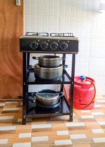 - une cuisinière avec des casseroles et des poêles dans la cuisine dans l'établissement Spacious 1br Fully Furnished with Parking Nakuru, à Nakuru