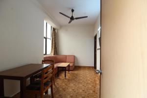 une salle à manger avec une table, des chaises et un ventilateur de plafond dans l'établissement Agarwal's Residency, à Visakhapatnam