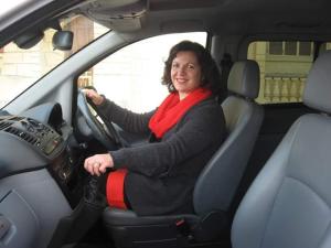 una donna seduta al posto di guida di un'auto di Palma Residence with Communal Pool a Sannat