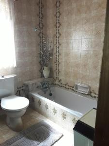 un bagno con un water, una vasca e un lavandino di Palma Residence with Communal Pool a Sannat