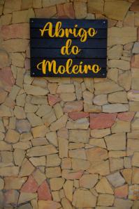 un cartel en una pared de piedra que dice antigua do moteine en Abrigo do Moleiro, en Ribeirão
