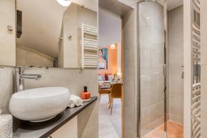 Et badeværelse på Maury - Luxury Loft - Heart of Montparnasse