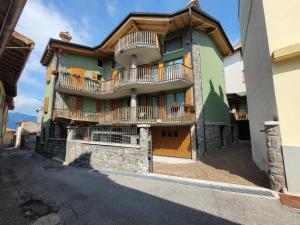 een gebouw met balkons aan de zijkant bij La casa nel borgo Mountain Lake Iseo Hospitality in Bossico