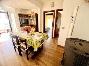 einen Tisch im Wohnzimmer mit einer Blumenvase darauf in der Unterkunft Suite BBQ And Garden - Sanremo in Sanremo