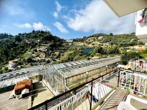 einen Balkon mit Blick auf den Bahnhof in der Unterkunft Suite BBQ And Garden - Sanremo in Sanremo