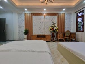 1 dormitorio con 2 camas y ventana grande en Linh's Home 101 Phòng riêng tiện nghi, en Tân Ðiền