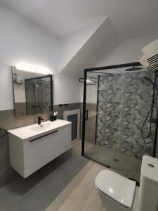uma casa de banho com um lavatório branco e um chuveiro em Casa Las Tías Tazacorte em Tazacorte