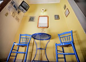 A television and/or entertainment centre at To Gefyraki Rooms