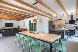 Dapur atau dapur kecil di Modern villa Fritula with pool in Vizinada