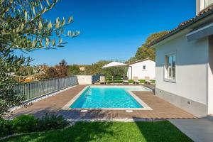 Hồ bơi trong/gần Modern villa Grgo with pool and jacuzzi in Tinjan