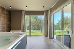 Ảnh trong thư viện ảnh của Modern villa Grgo with pool and jacuzzi in Tinjan ở Tinjan