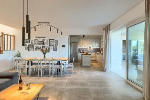 Khu vực ghế ngồi tại Modern villa Grgo with pool and jacuzzi in Tinjan