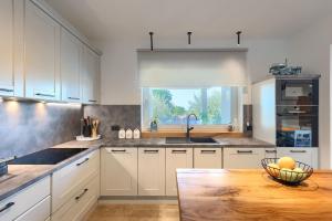 Nhà bếp/bếp nhỏ tại Modern villa Grgo with pool and jacuzzi in Tinjan